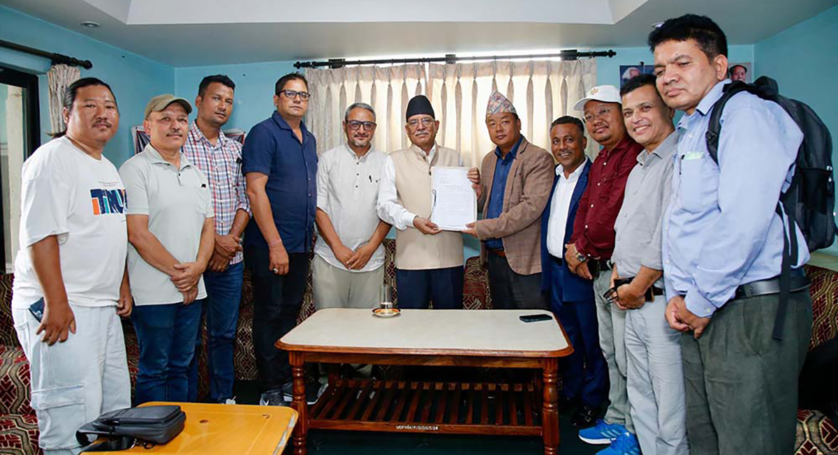 धरानका प्रमुख राजनीतिक दलले प्रचण्डलाई बुझाए ज्ञापनपत्र