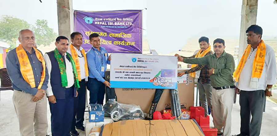 एसबीआई बैंकद्वारा रामजानकीलाई स्मार्ट बोर्ड तथा खेलकुद सामग्री प्रदान