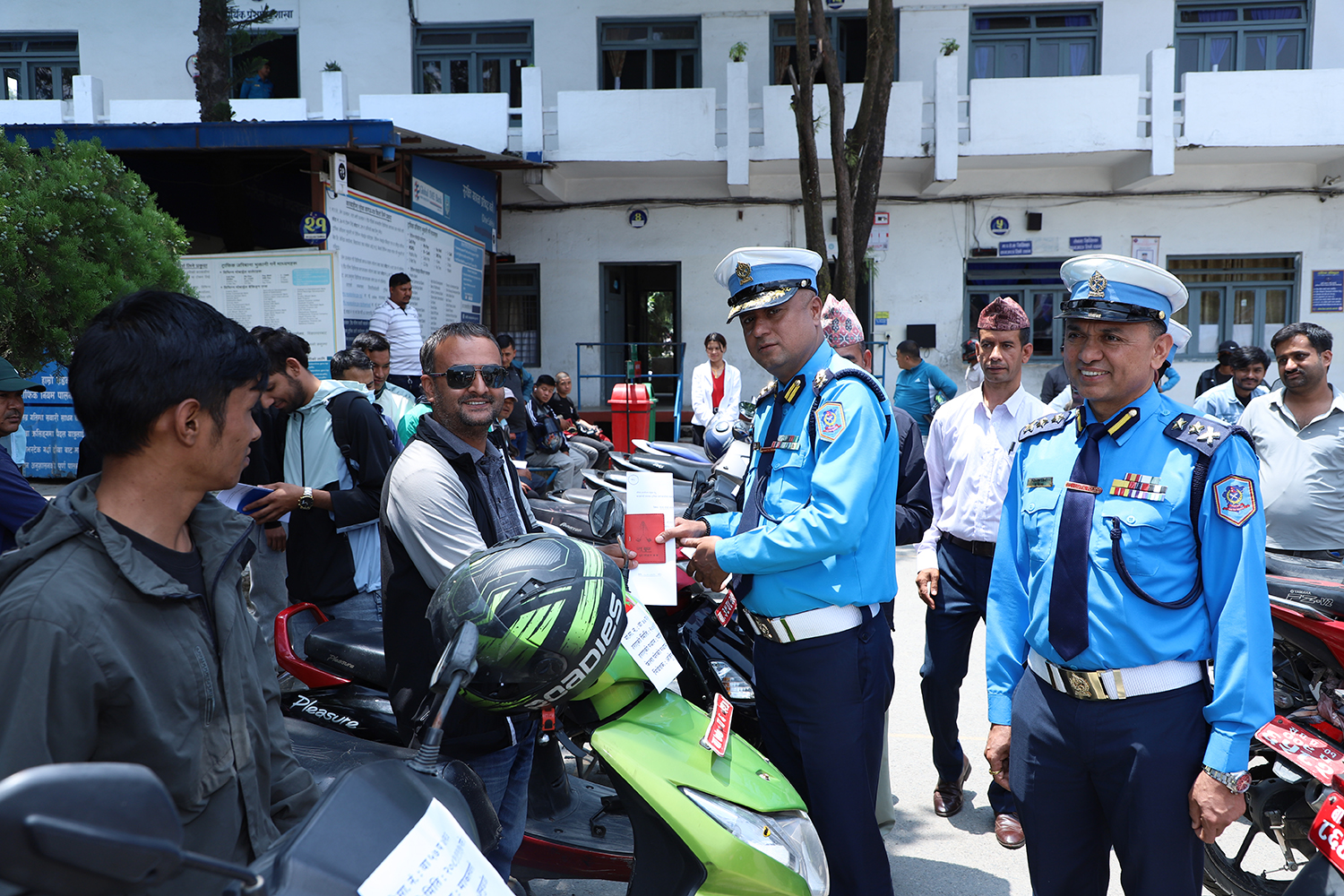 प्रहरीले भेट्टाएको २२ ओटा दुईपाङग्रे सवारी साधन सम्बन्धित धनीलाई हस्तान्तरण, चोरी हुन नदिन के गर्ने ?