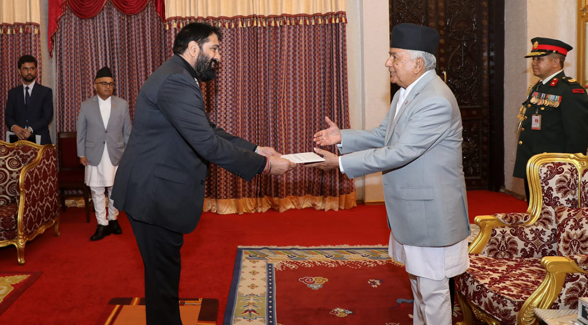 अफ्रिकी राजदूत सुकलालले बुझाए राष्ट्रपति पौडेललाई ओहदाको प्रमाणपत्र