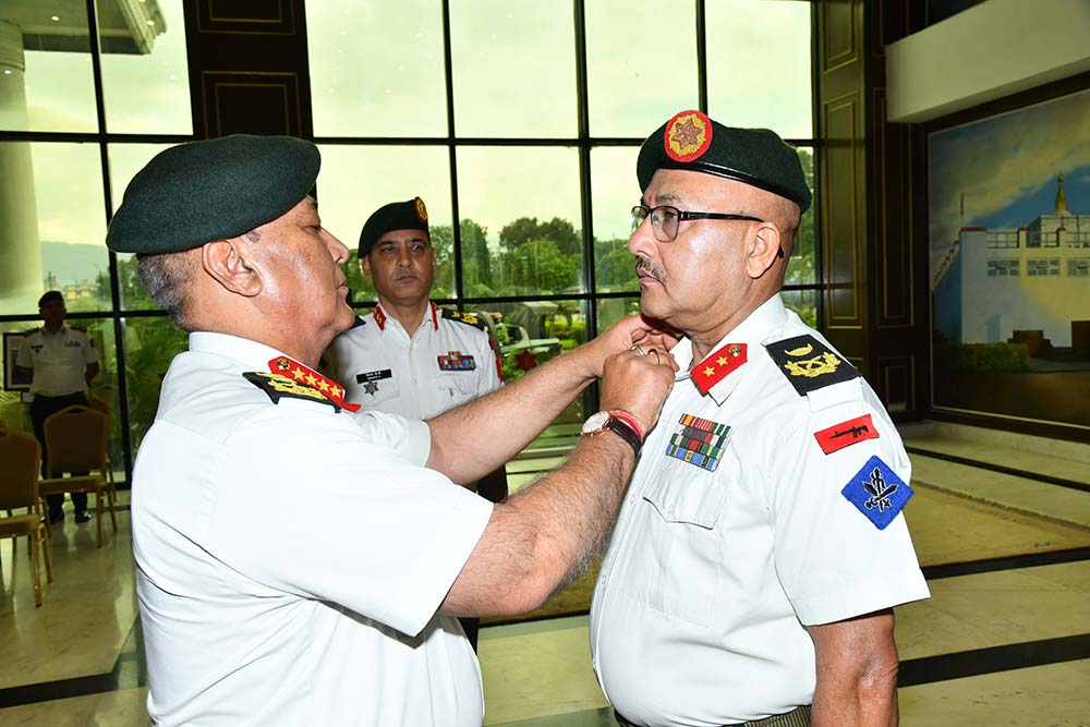 प्रधान सेनापतिद्वारा सहायक रथी केसीलाई दर्ज्यानी चिह्न प्रदान