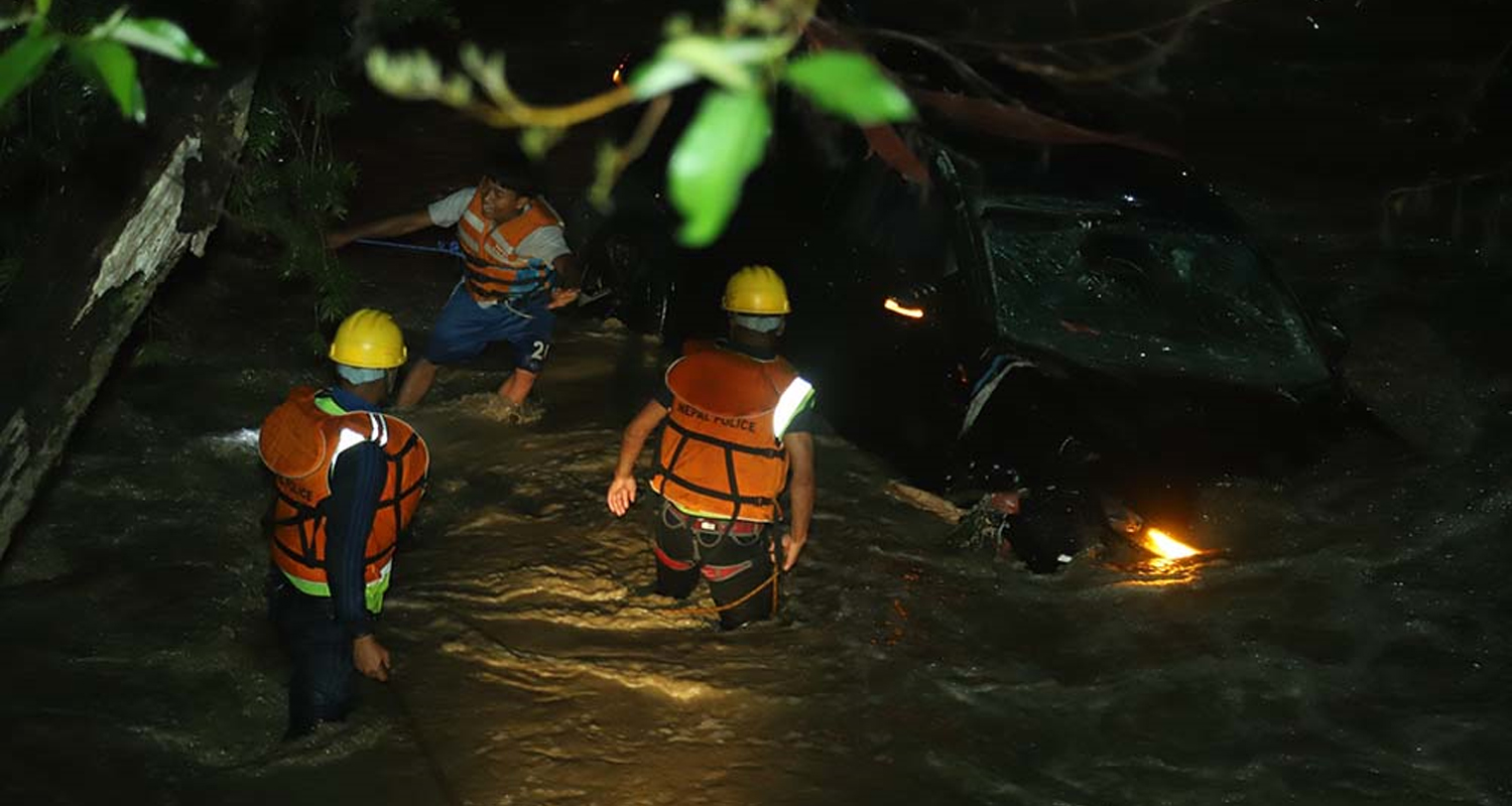 विष्णुमतीको बाढीले बगाएकी महिलाको यसरी गरियाे उद्धार (फोटो फिचर)