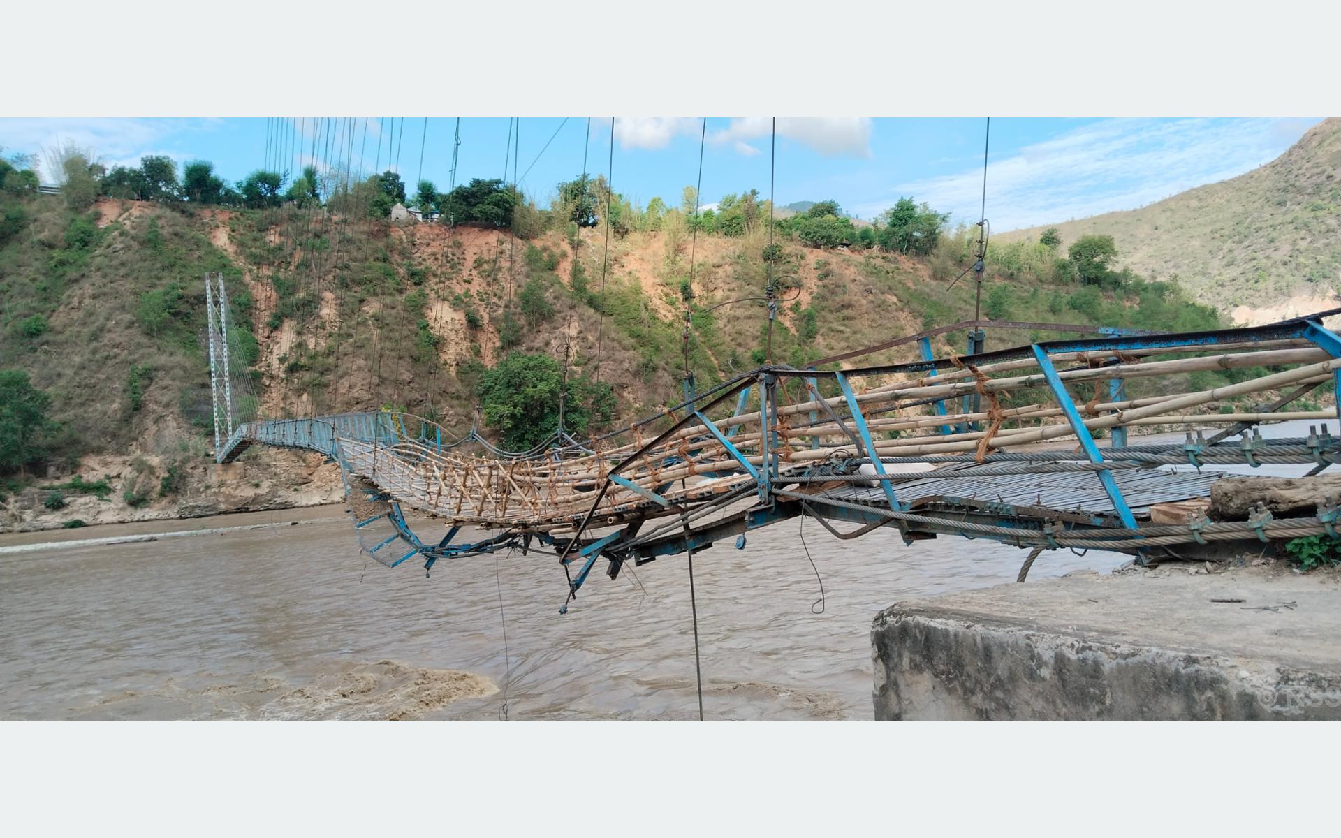 दुई पालिका जोडने पुछिघाटको झोलुङ्गेपुल अस्थायी मर्मत