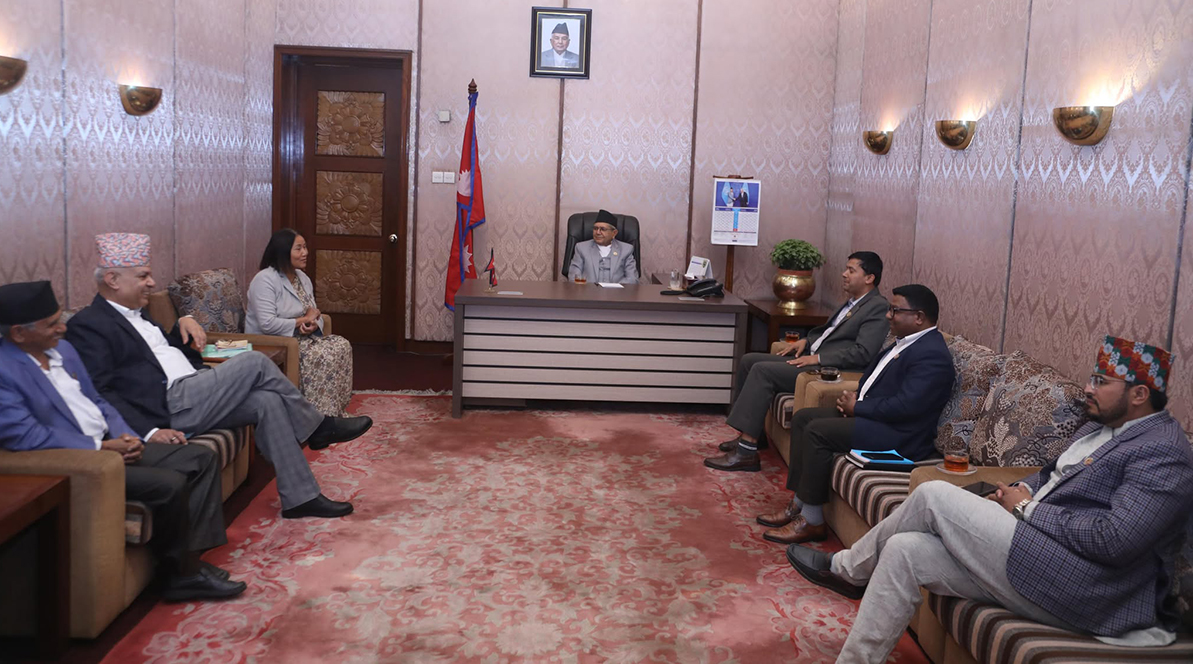 संसद बैठकअघि प्रमुख सचेतकहरूसँग छलफल गर्दै सभामुख