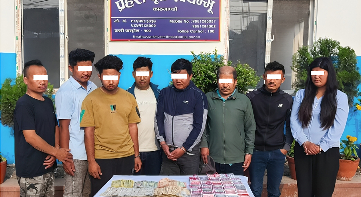महिलासहित आठ जना जुवाडे प्रहरीको फन्दामा, एक लाख बढीको बिटो बरामद