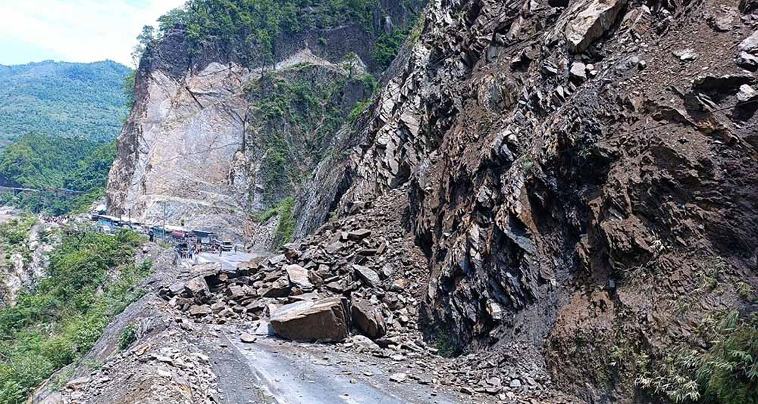 मुग्लिन नारायणगढ सडकमा ढुंगा खस्दा जोखिम (फोटो फिचर)