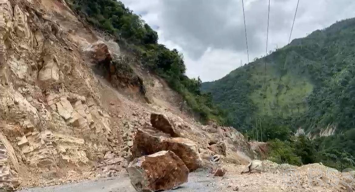 पहिरोले बिपी राजमार्गका विभिन्न तीन स्थानमा यातायात अवरुद्ध
