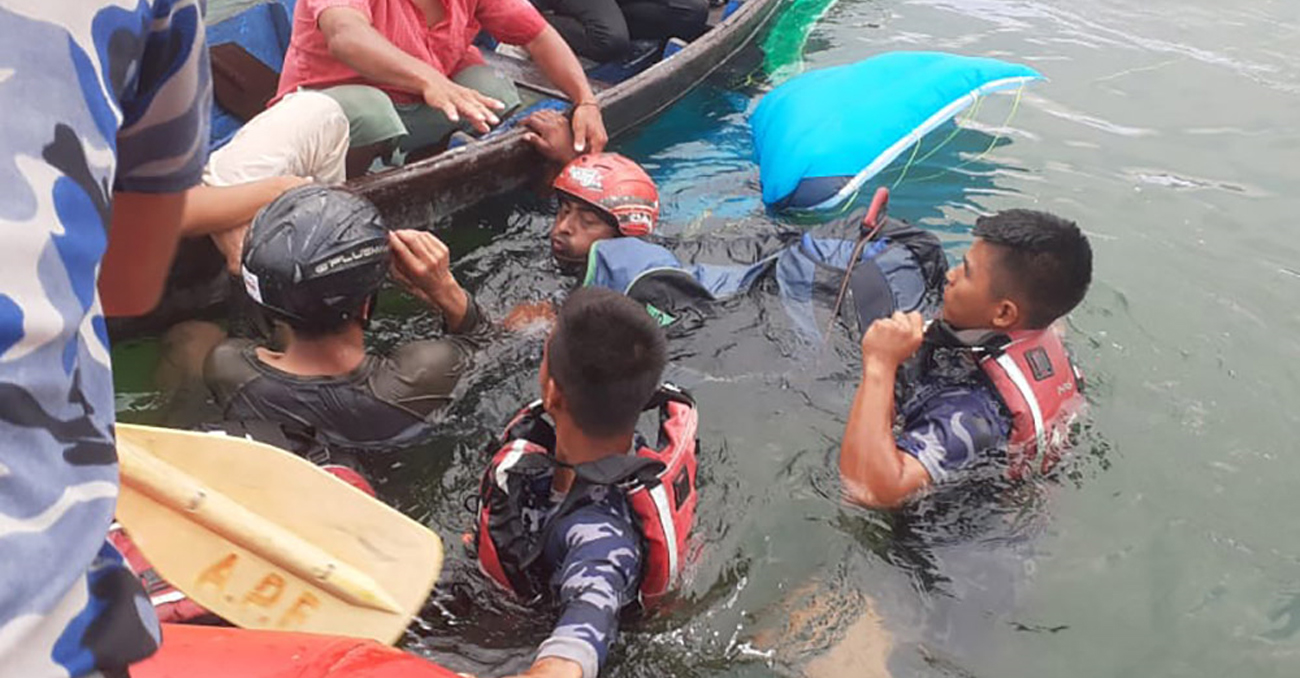 पोखरामा दुईवटा प्याराग्लाइडिङ फेवातालमा खस्याे