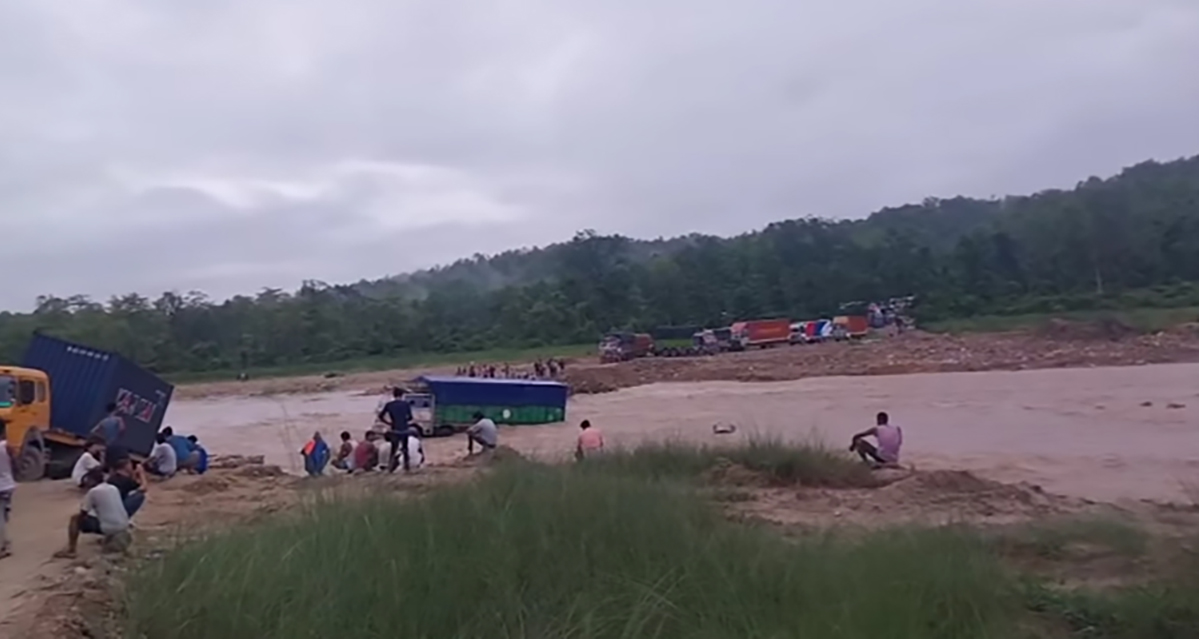 अझै खुलेन पूर्वपश्चिम राजमार्ग