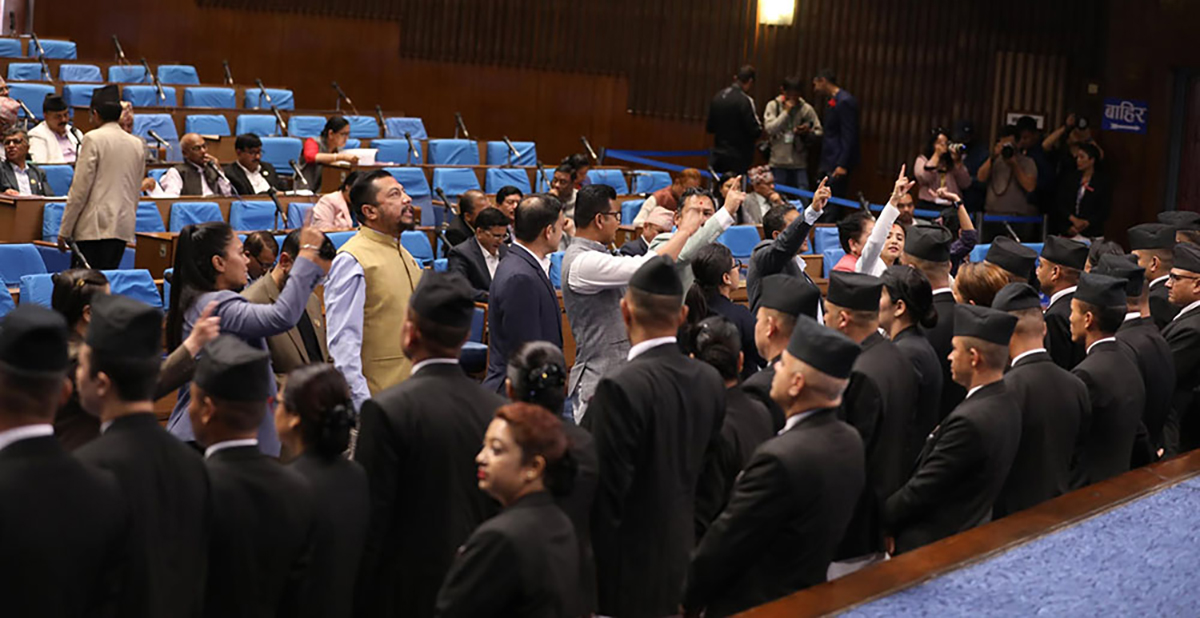 संसदमा रास्वपाको नाराबाजी (फोटो फिचर)