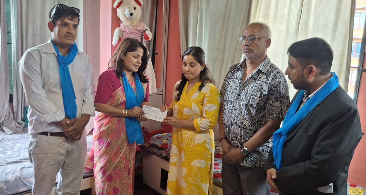 रास्वपाले गर्‍याे तीनकुने घटनामा मृत्यु भएका पत्रकार रजकको परिवारलाई ३ लाख सहयोग