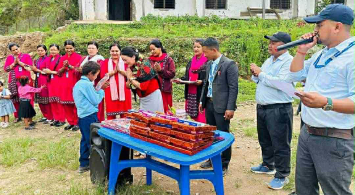 कलाकारितासँगै समाजसेवामा रिया, विद्यार्थीलाई शैक्षिक सामग्री सहयोग