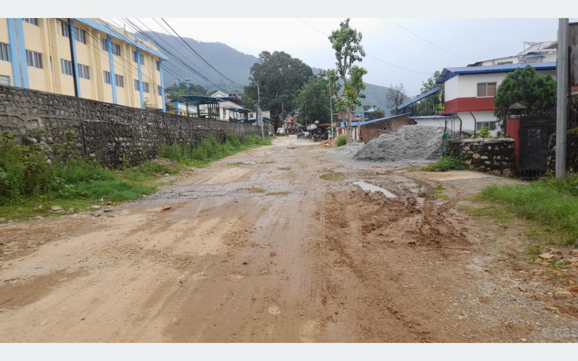 सदरमुकामकै सडक एक दशकदेखि जीर्ण