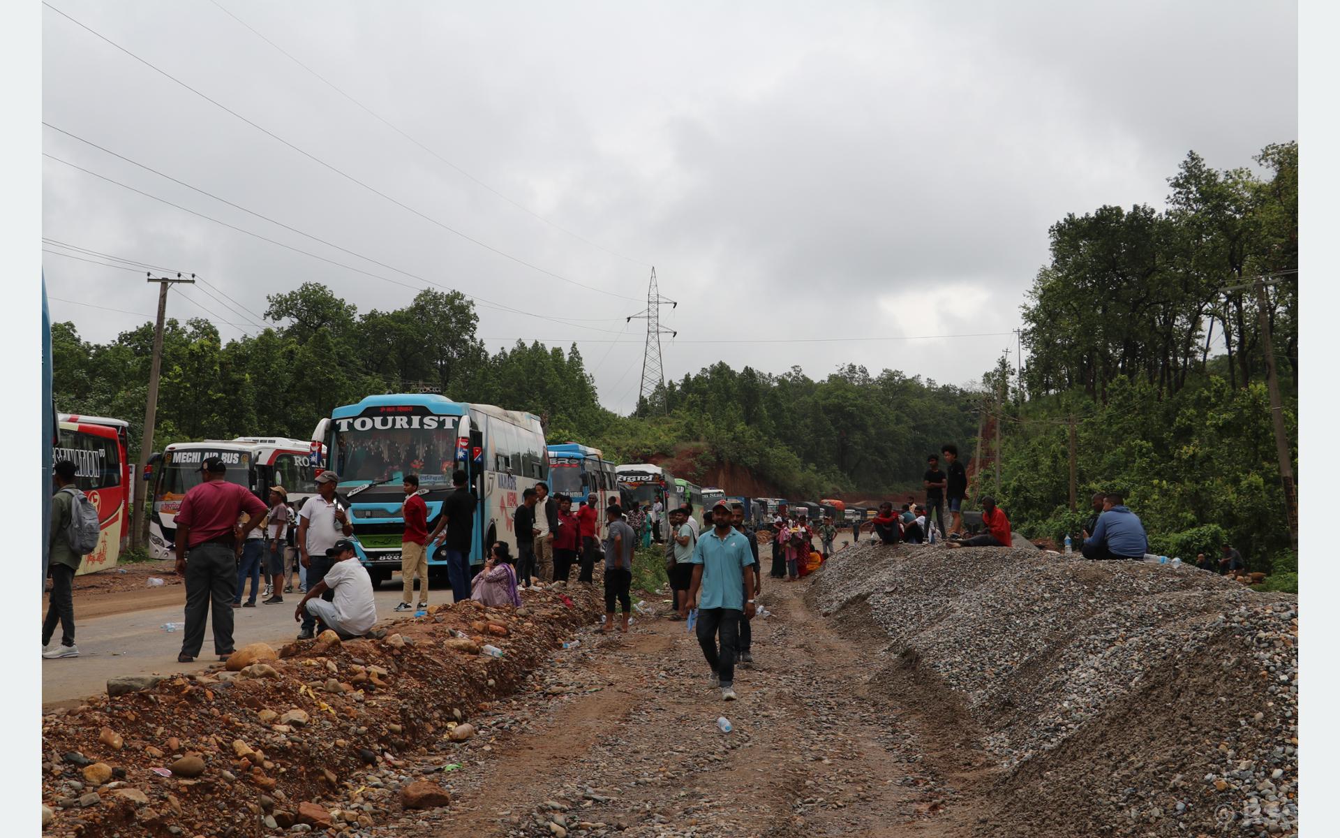 दुम्कीवास-दाउन्ने सडक खण्डमा यात्रुले सास्ती कहिलेसम्म पाउने ?