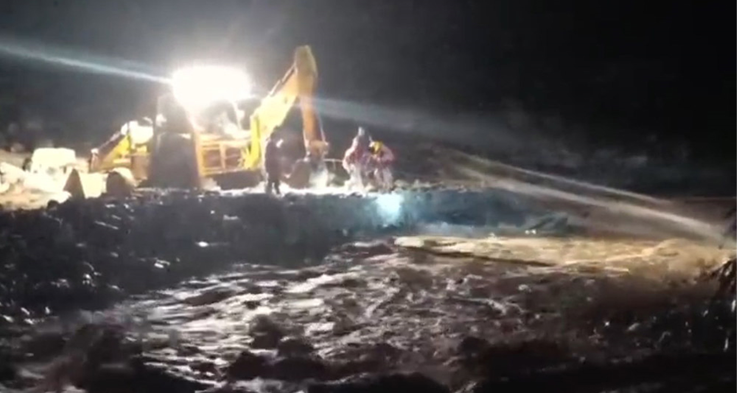 रोशी खोलामा फसेका पाँच जनाको सकुशल उद्धार (फोटो फिचर)