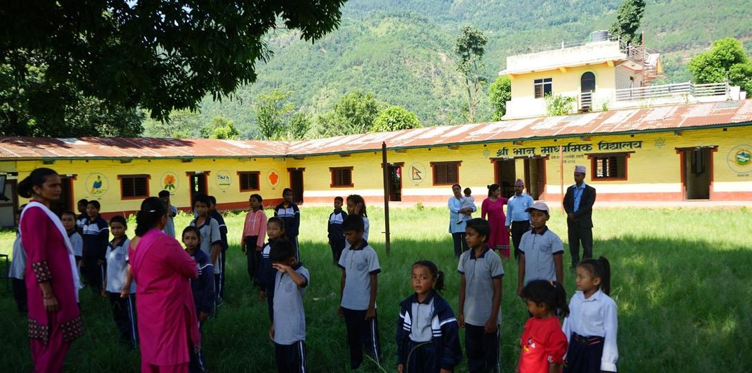 रित्ता कक्षाकोठा रुँगेर बस्दै गाउँका शिक्षक !