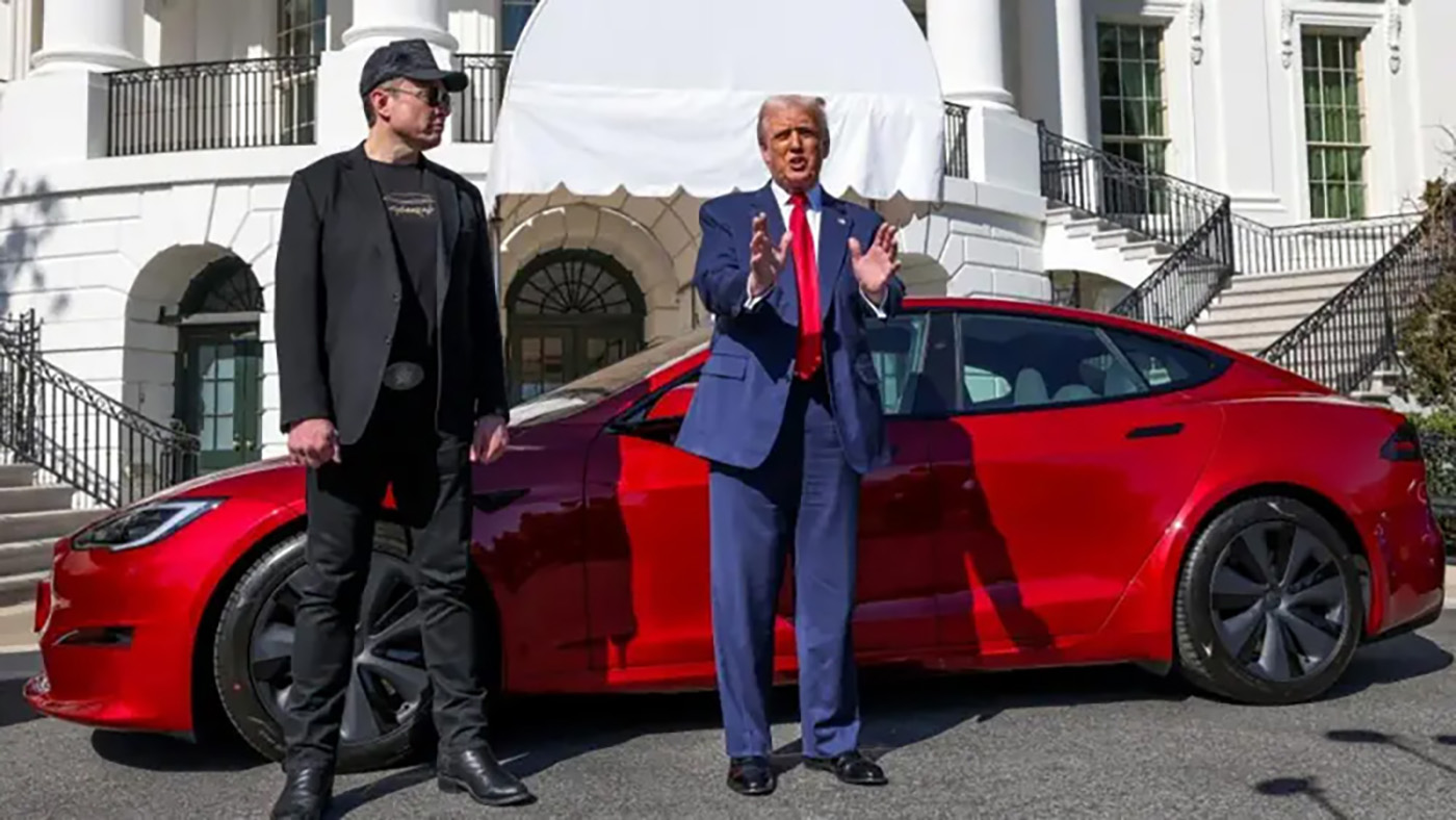 मस्कसँग सम्बन्ध बिग्रिएपछि टेस्ला कार बेच्दै ट्रम्प !