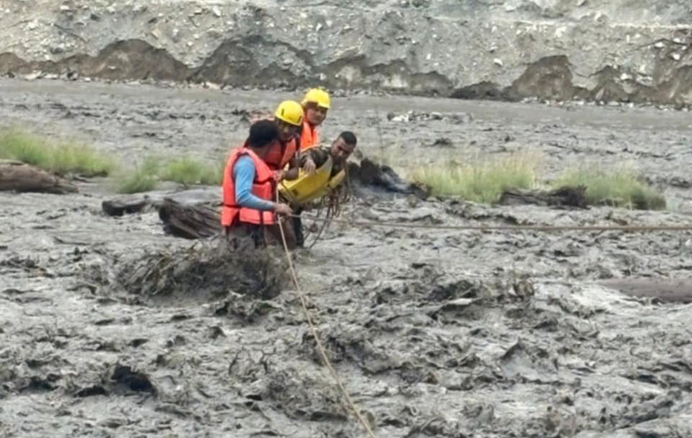 भेरी नदीको बीच भागमा फसेका चार जनाको सकुशल उद्वार