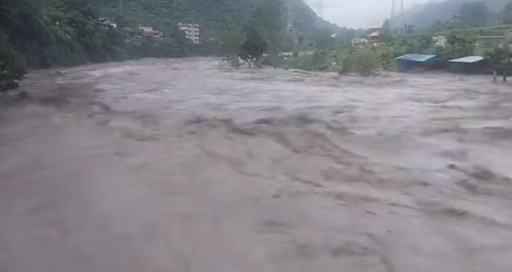 भोटेकोशीमा फेरी बाढी, रसुवामा उच्च सतर्कता