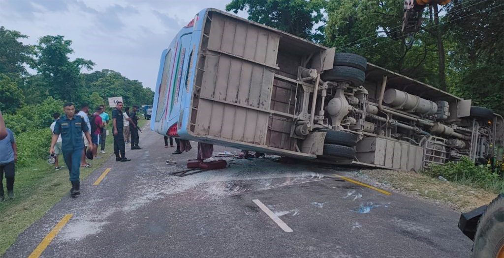 काठमाडौंबाट दाङ जाँदै गरेको बस कपिलवस्तुमा दुर्घटना: २९ घाइते, ३ जनाको अवस्था गम्भीर