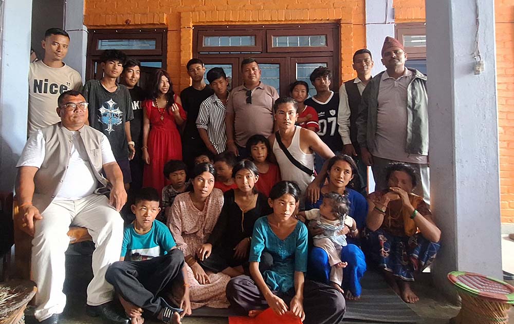 स्थानीय जनप्रतिनिधिले हायु परिवारलाई भेटे, सिन्धुली फर्किन आग्रह