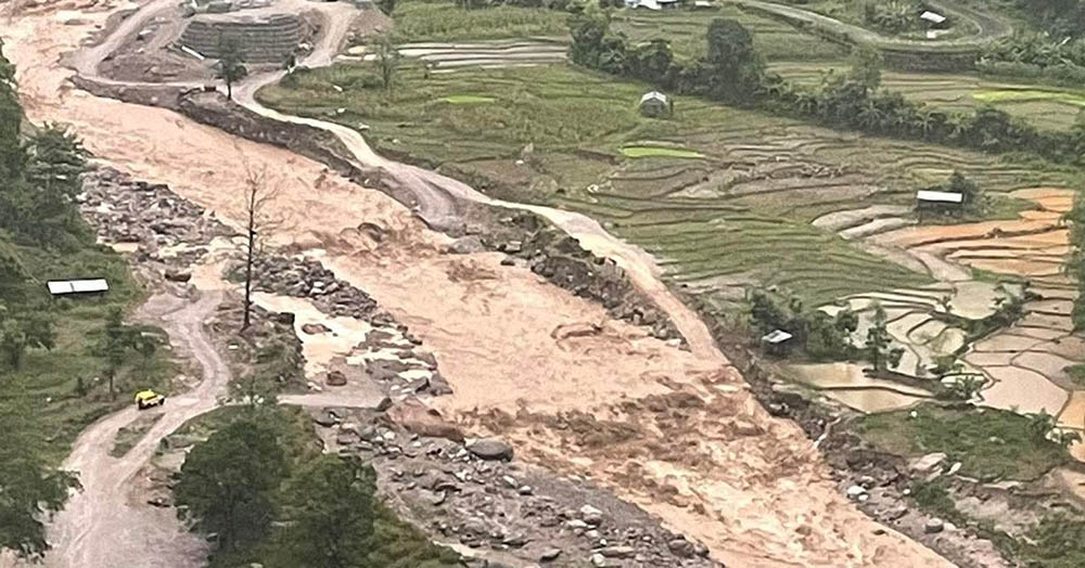 हेवाखोलाले डाइभर्सन बाढीले बगायो, मेची राजमार्ग अवरुद्ध