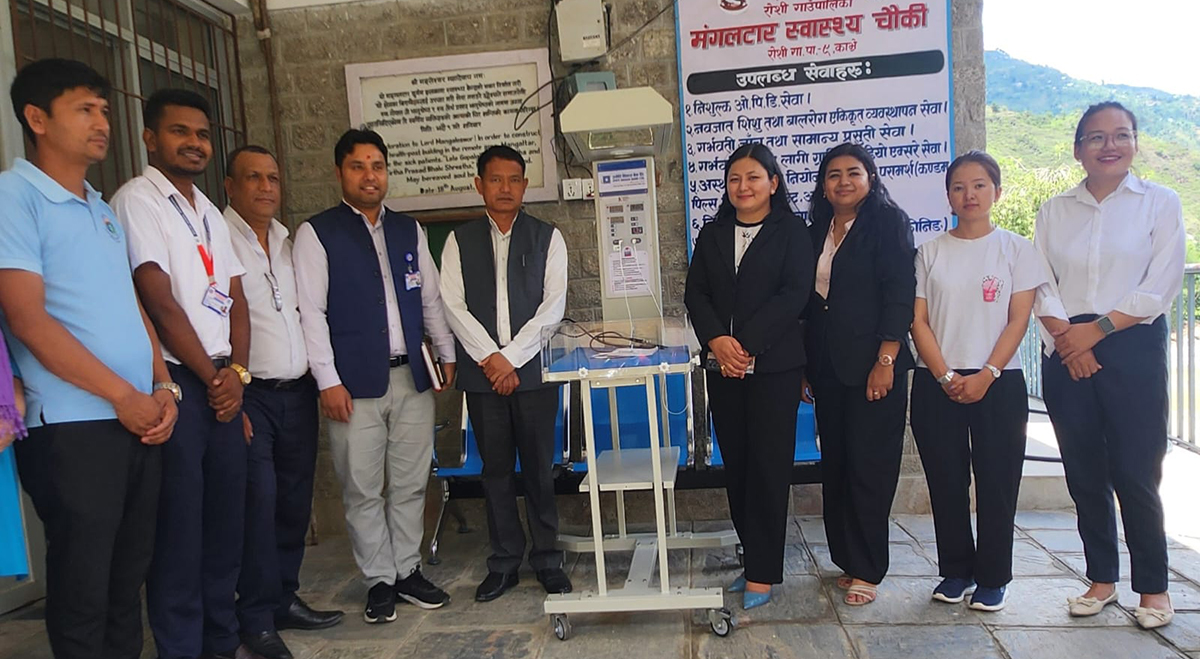 ज्योति विकास बैंकद्वारा मङ्गलटार स्वास्थ्य चौकीलाई बेबी वार्मर प्रदान