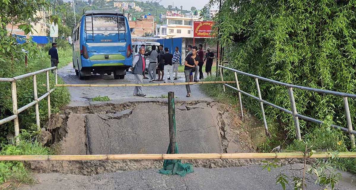 नाला र भक्तपुर सडकको पुण्यमाता खोलाको पुल भाँचियो, सडक पूर्णमा अवरुद्ध