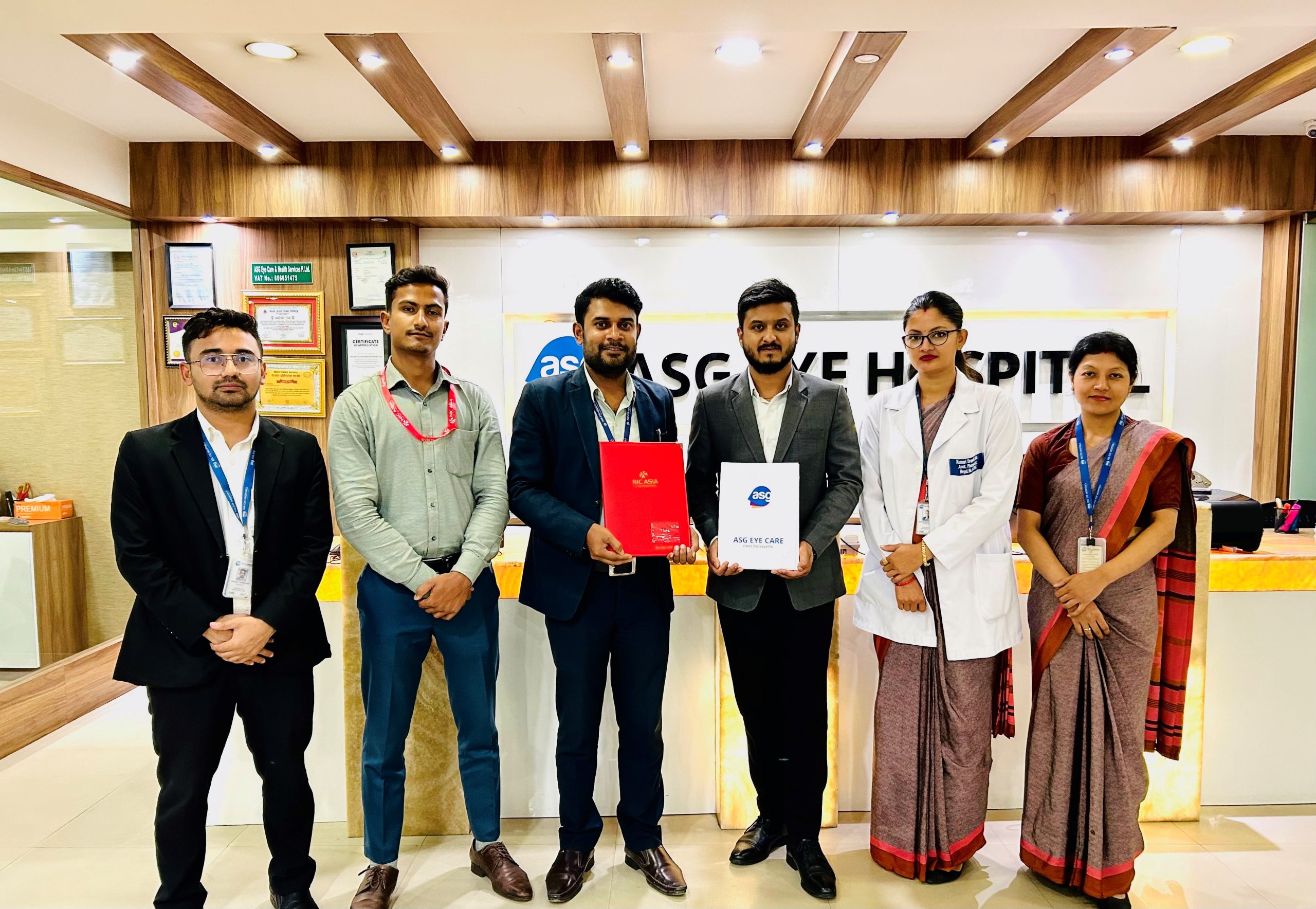 आफ्ना ग्राहकको आँखा उपचारमा सघाउँदै एनआईसी एसिया बैंक