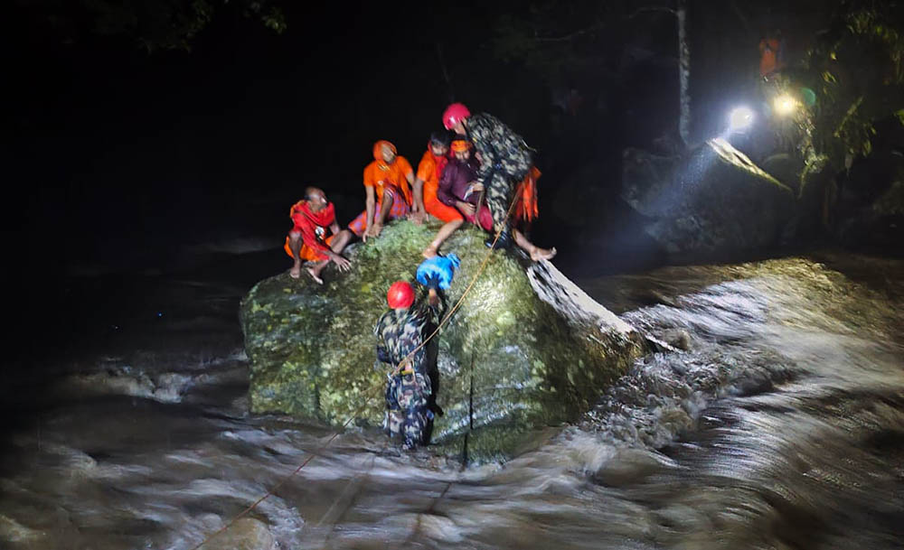 सुन्दरीजल खोलामा फसेका चार भारतीय र एक नेपाली तीर्थयात्रीको उद्धार