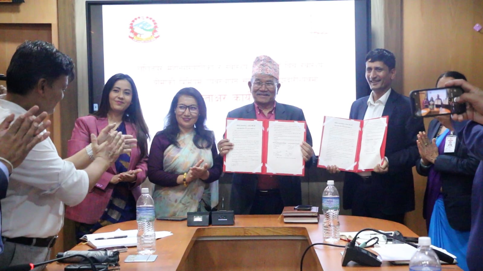 ललितपुर महानगरले गरिदियो एकल महिला र सरसफाइकर्मीको स्वास्थ्य बिमा