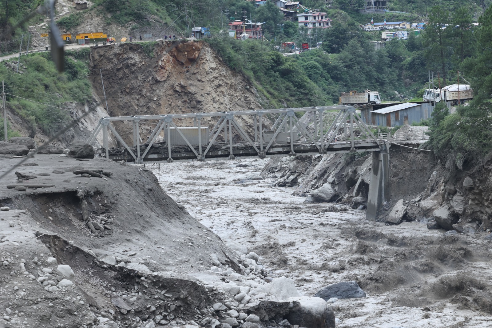 भोटेकोशीको बाढीले ३ जना प्रहरीसहित २० जना अझै बेपत्ता (नामावलिसहित)