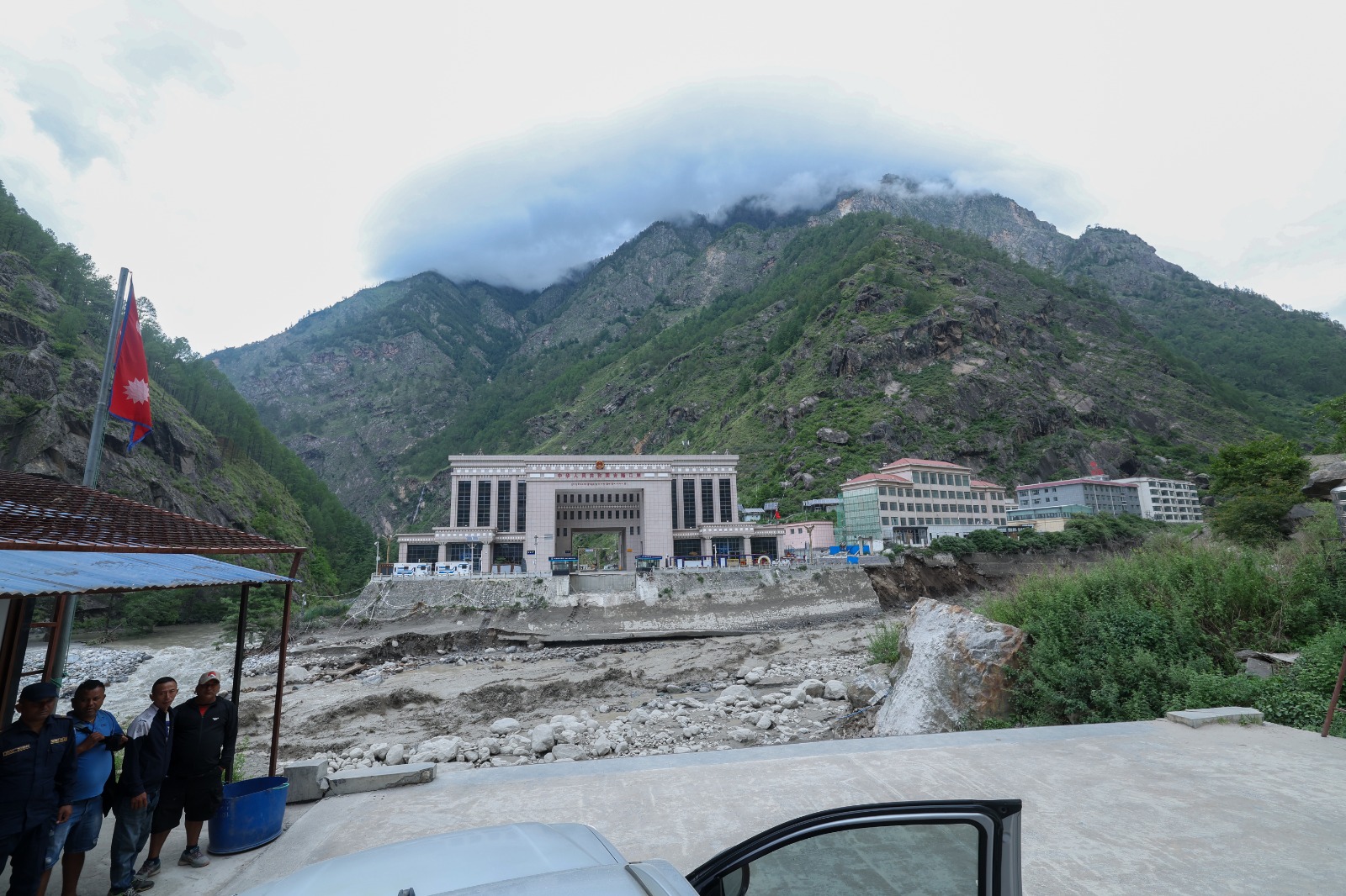 बाढीले नेपाल-चीन मितेरी पुल बगाउँदा कैलाश मानसरोवर जाने यात्रु समस्यामा