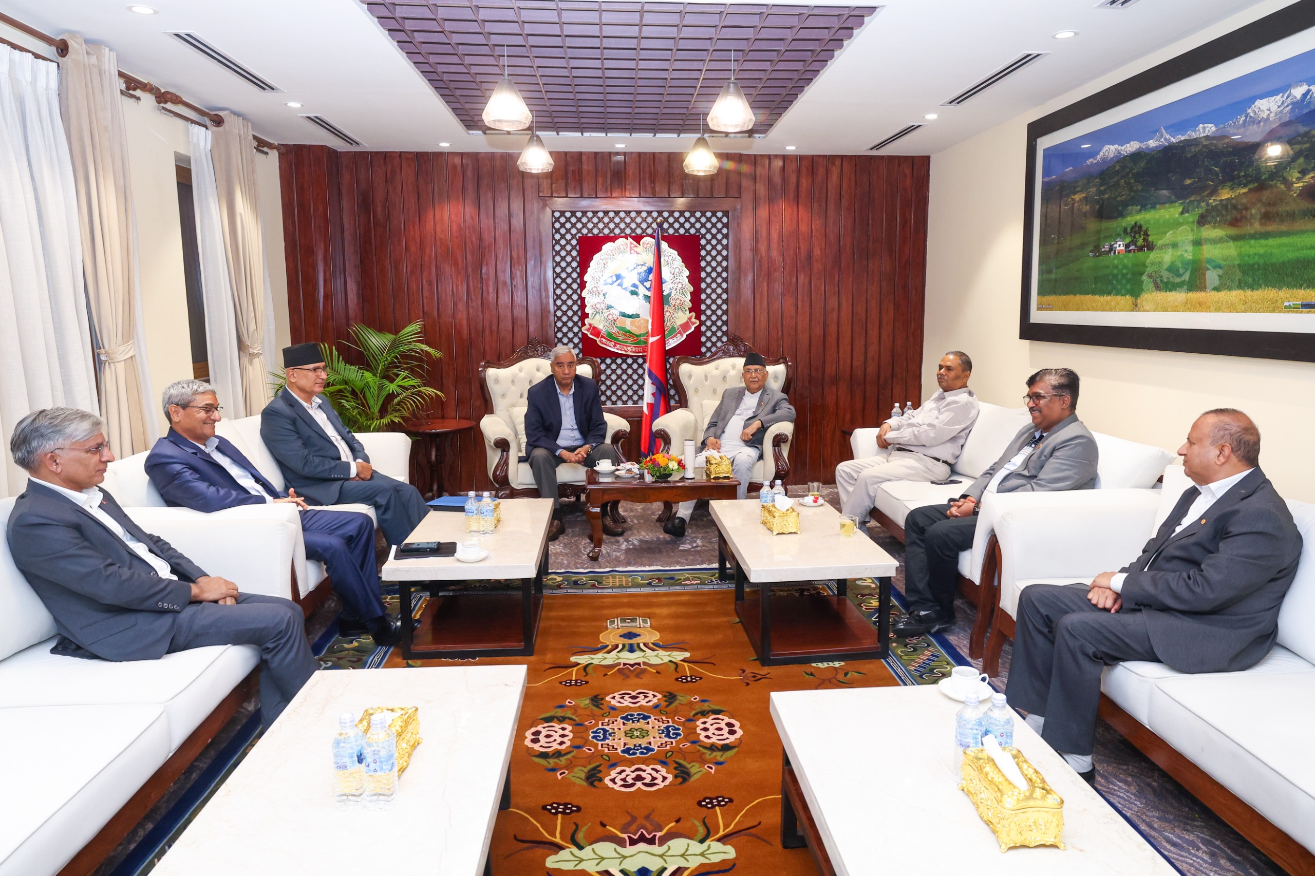 प्रधानमन्त्रीसहित तीन दलका शीर्ष नेता छलफलमा