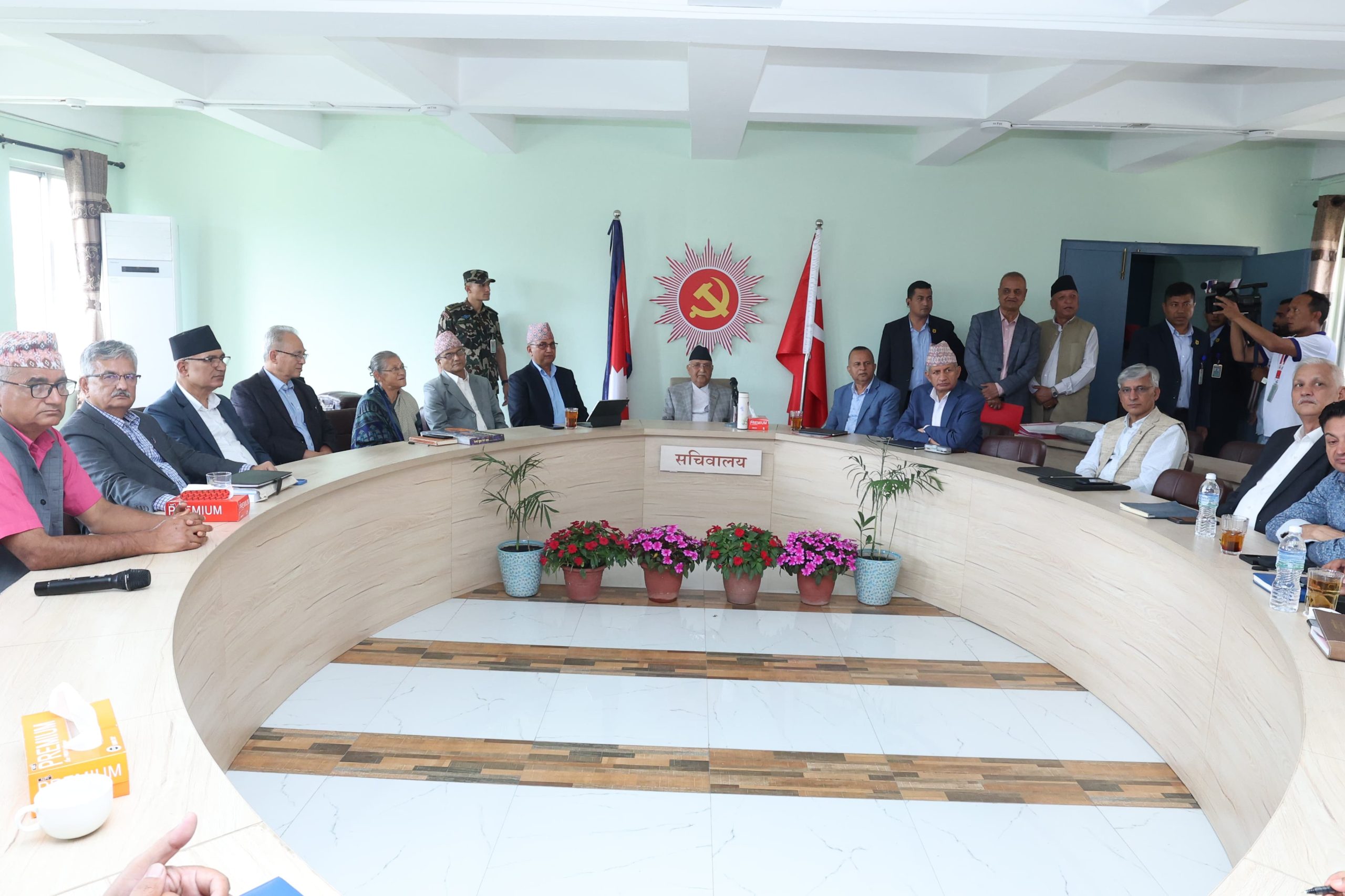 एमाले सचिवालय बैठकः ७० वर्ष उमेर हद र दुई कार्यकालको व्यवस्था हटाउने