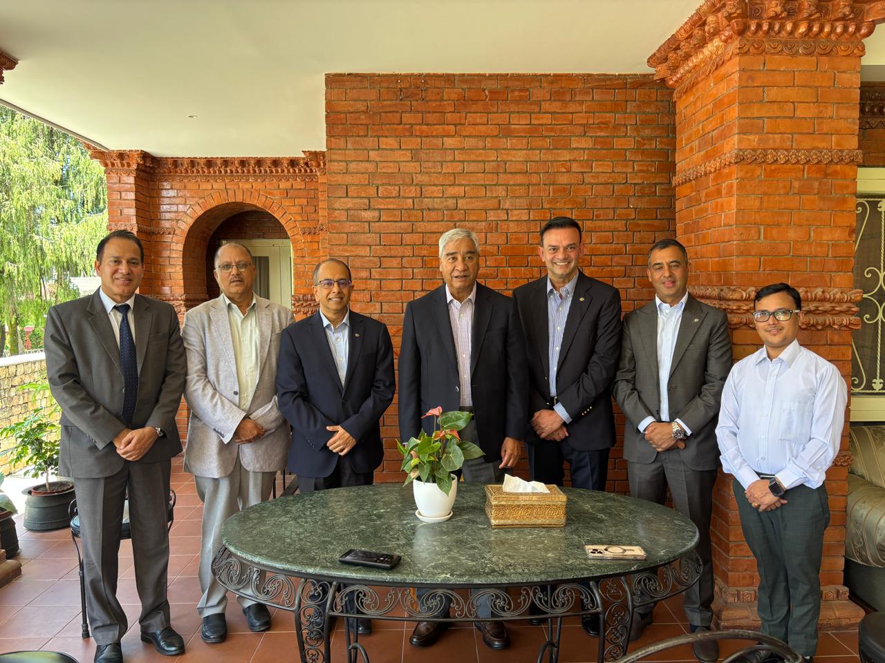 पूर्वप्रधानमन्त्री देउवासँग नवनिर्वाचित सीएनआई पदाधिकारीको छलफल