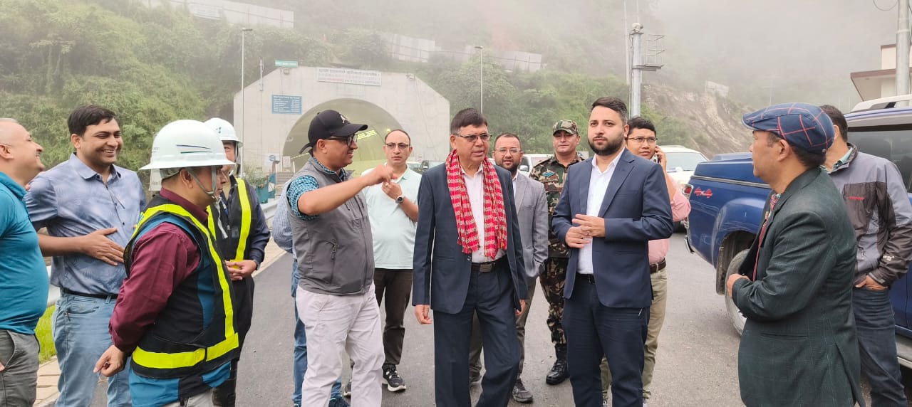 आज बिहानै मन्त्री दाहालद्वारा नागढुङ्गा सुरुङ मार्गको निरीक्षण (तस्बिरहरु)