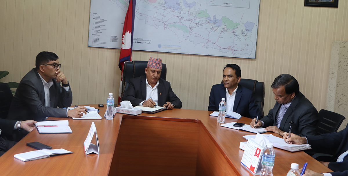 गभर्नर पौडेल र योजना आयोगका पदाधिकारीबीच छलफल