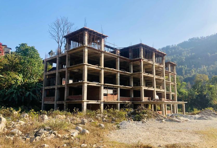 निर्माण व्यवसायीको लापरर्वाहीले जति थप्दा पनि बनेन् प्रशासकीय भवन, आठ करोडमा ठेक्का सम्झौता