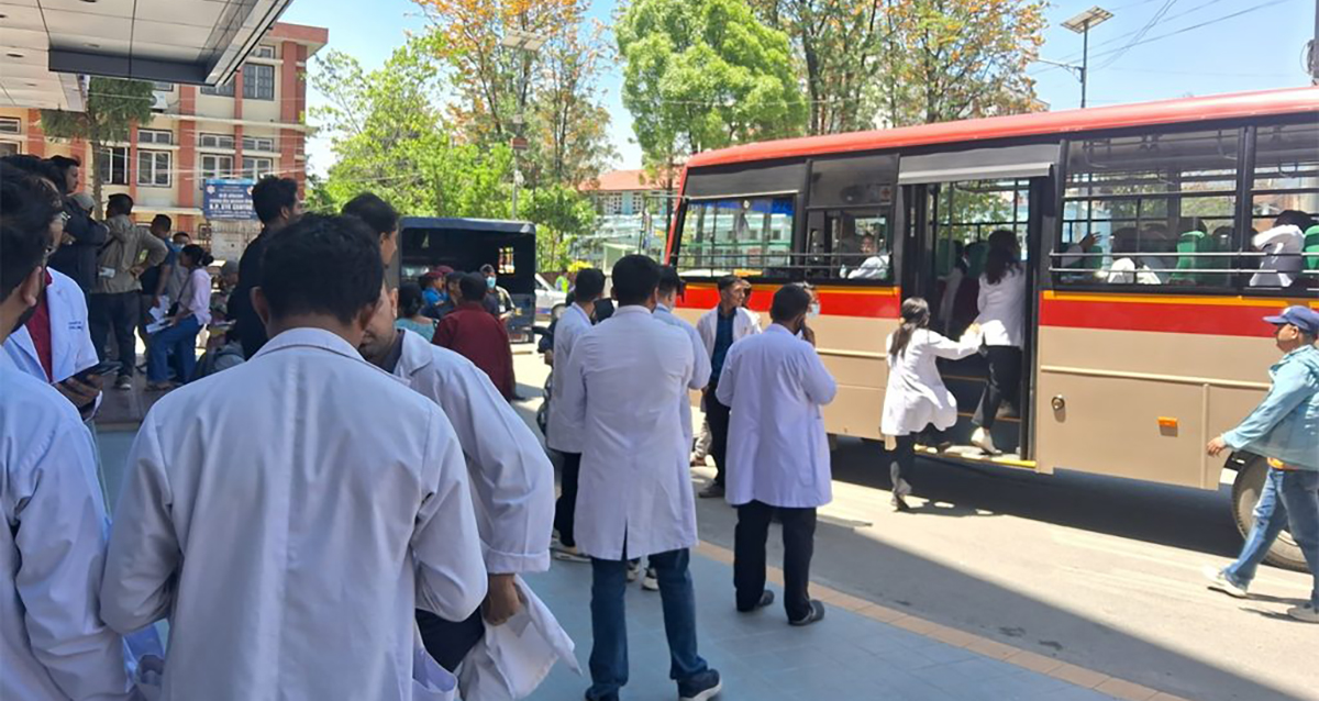 आकस्मिकबाहेकका सेवा ठप्प पारेर किन आन्दोलनमा उत्रिए चिकित्सक ?