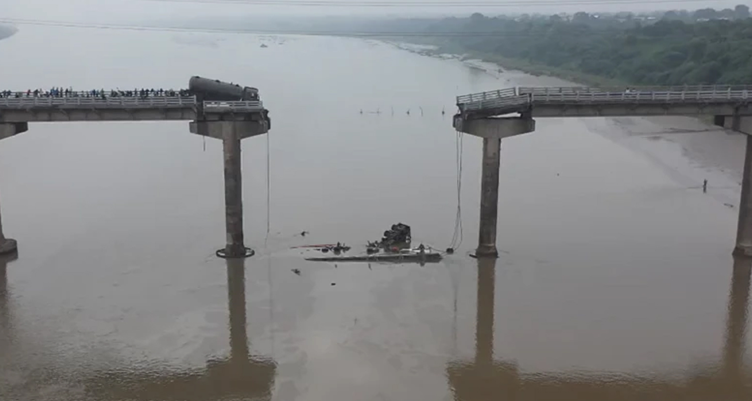 पुलको बीच भाग नै भाँचियो, ९ जनाको मृत्यु