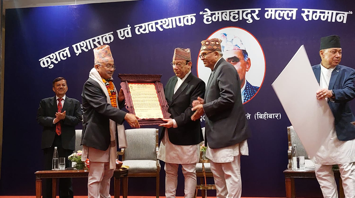 पूर्वप्रधानन्यायाधीश श्रेष्ठ ‘हेमबहादुर मल्ल सम्मान’ बाट सम्मानित (तस्बिरहरू)