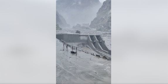 बाढीले रसुवागढी हाइड्रोपावरको ड्याममा क्षति, चार्जिङ स्टेसनका गाडी बगायो