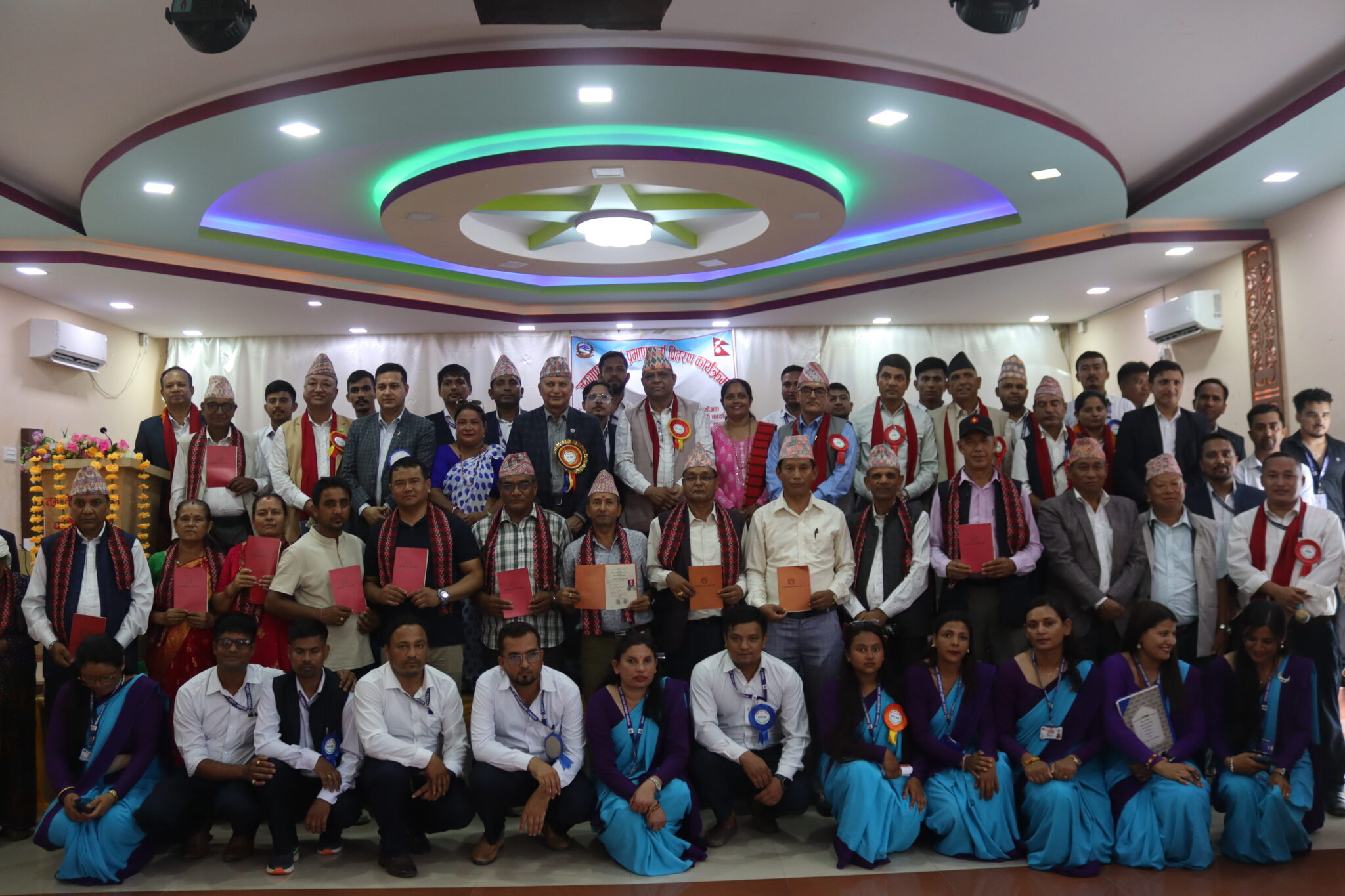 भूमिब्यवस्था मन्त्री अधिकारीले बितरण गरे ७ सय बढी लालपुर्जा