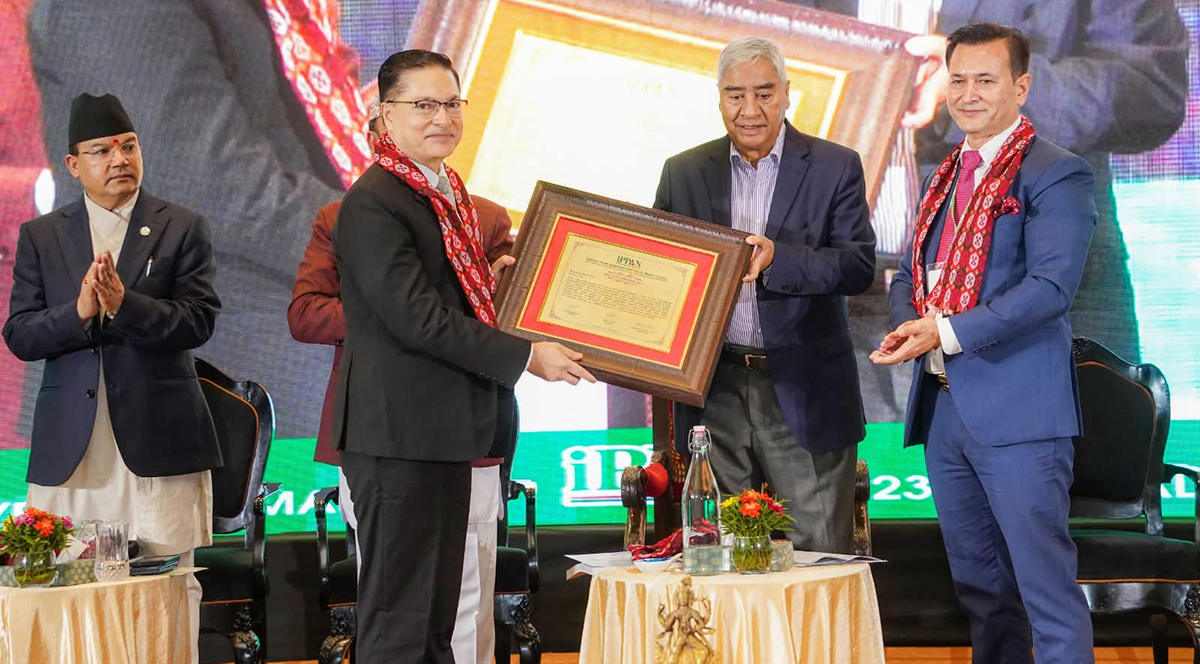 इप्पान ‘ऊर्जा ज्योति सम्मान, २०८२’ वरिष्ठ ऊर्जाविज्ञ अधिकारीलाई