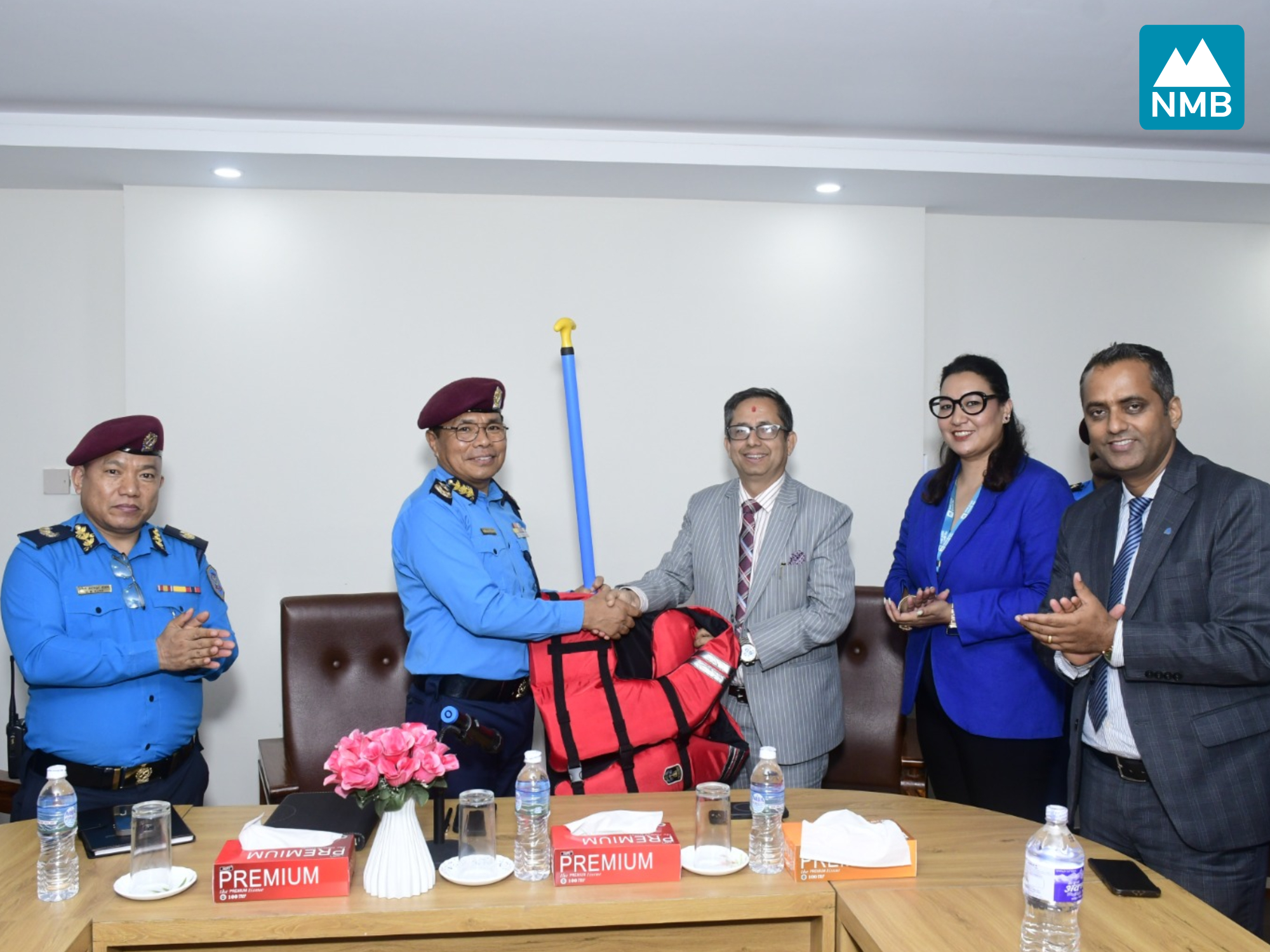 एनएमबि बैंकद्वारा प्रहरीलाई उद्दार सामग्री हस्तान्तरण