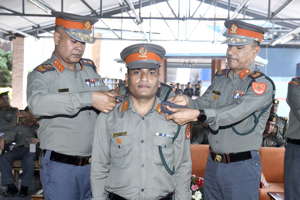 सशस्त्र प्रहरी महानिरीक्षक अर्यालबाट दर्ज्यानी चिह्न प्रदान