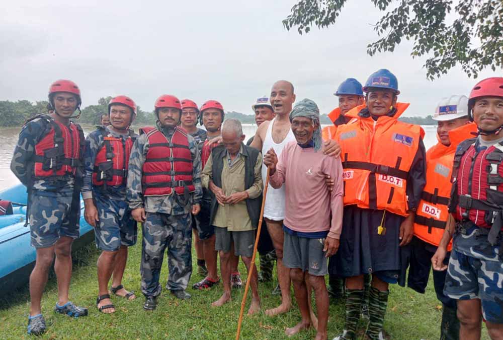 बबई नदीको बीचमा फसेका दुई जनाको सकुशल उद्वार