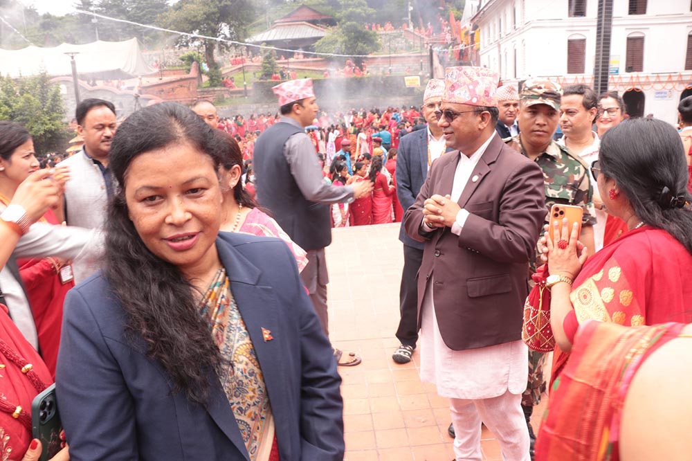 पशुपतिनाथ मन्दिर परिसरमा संस्कृतिमन्त्री पाण्डे