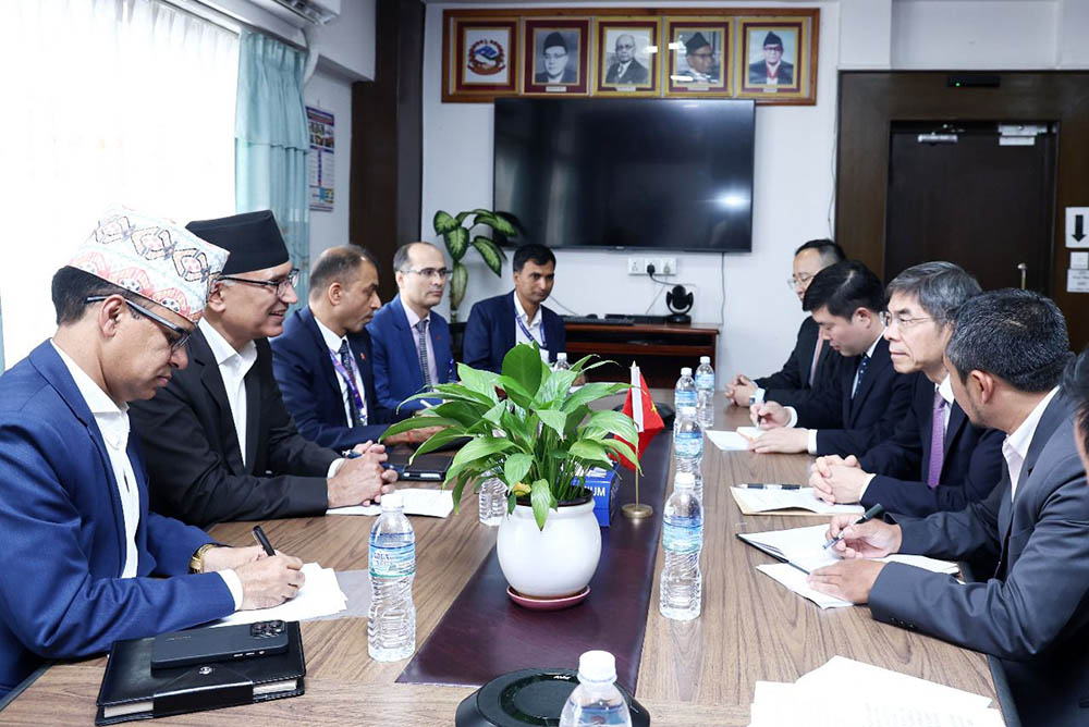 अर्थमन्त्री पौडेलद्वारा रसुवा नाकाको पुल र सडक पुनर्निर्माणबारे चिनियाँ मन्त्री लिजुनसँग छलफल